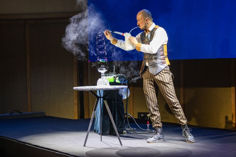 الفنان الإسباني ديفيد فيجا أثناء عرض الفقاعات