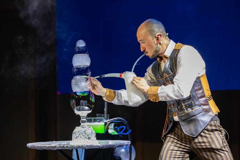 الفنان الإسباني ديفيد فيجا أثناء عرض الفقاعات