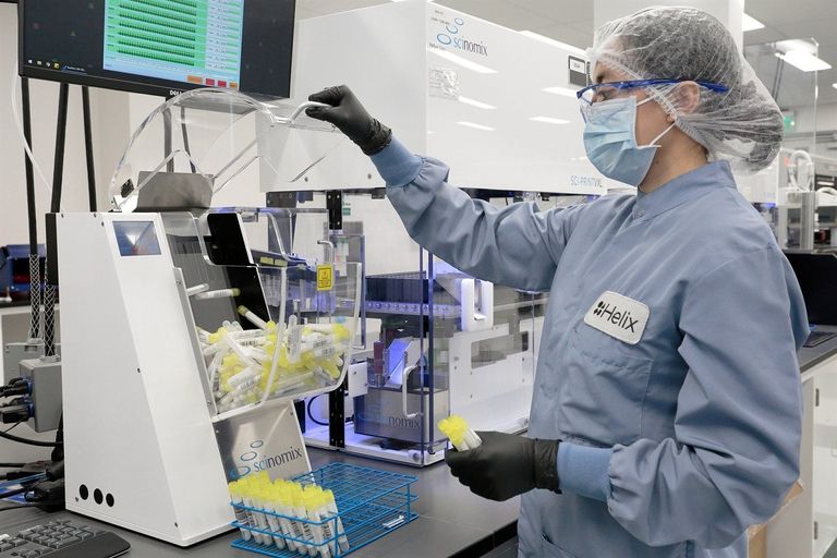 شخصان يرتديان الكمامة للوقاية من كورونا