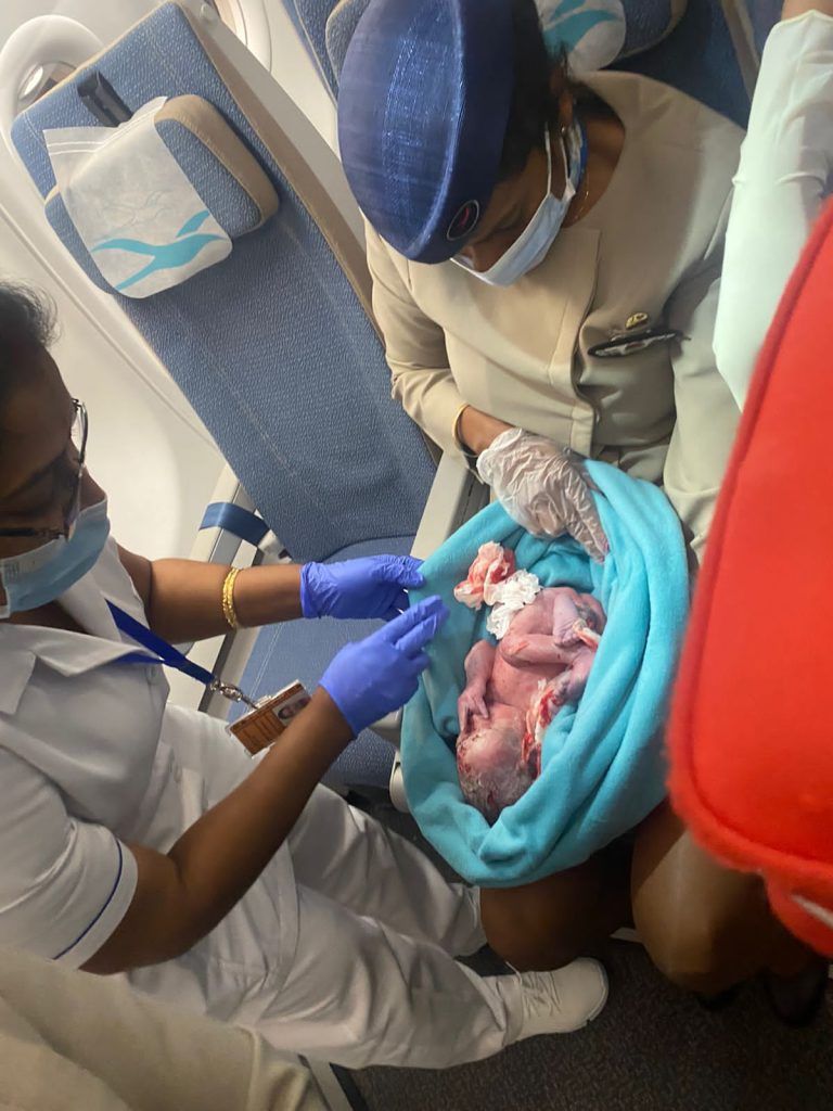 الطفل الذي عثر عليه موظفو الطائرة