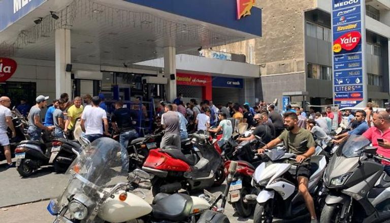 أسعار المحروقات تشتعل في لبنان وزحام في محطات التموين