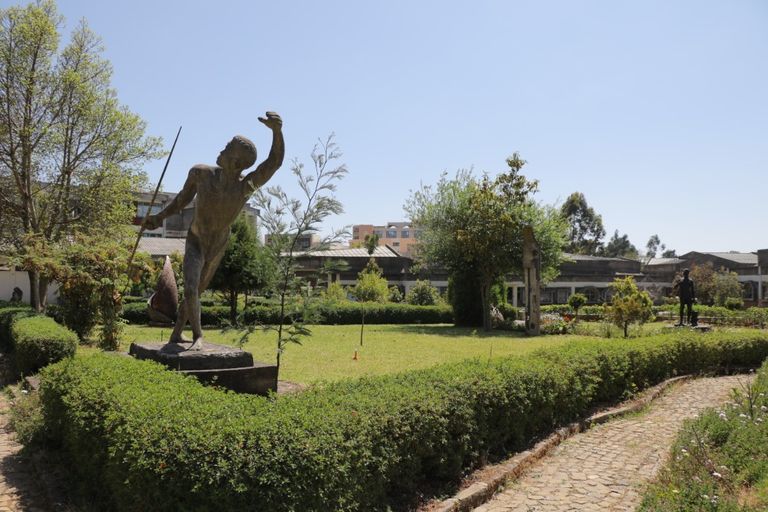 مدير مدرسة "ألفلج سلام" للفنون بإثيوبيا جنهو أدان