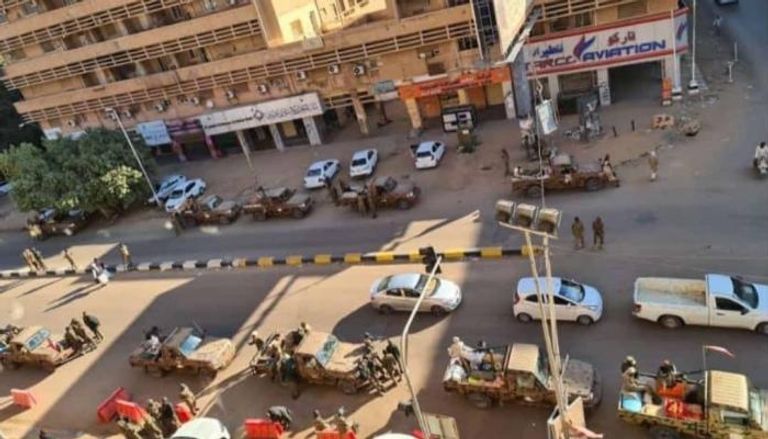 عربات عسكرية تجوب شوارع الخرطوم