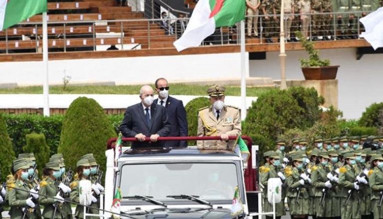 الرئيس الجزائري برفقة قائد الجيش في استعراض عسكري - أرشيفية