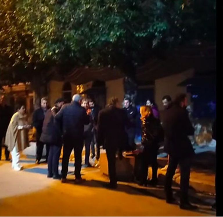 جانب من الوقفة الاحتجاجية أمام دار المحامي