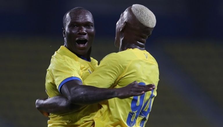 فينسنت أبوبكر مهاجم النصر السعودي ومنتخب الكاميرون رايس مبولحي حارس منتخب الجزائر