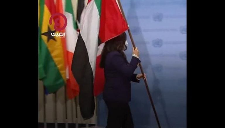 لانا نسيبة أثناء وضعها العلم الإماراتي بجانب أعلام الأعضاء بمجلس الأمن