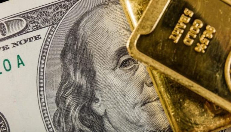 الذهب والدولار يصعدان قبيل صدور بيانات المركزي الأمريكي