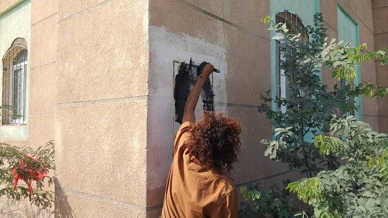 جانب من حملة إزالة شعارات الحوثي الطائفية