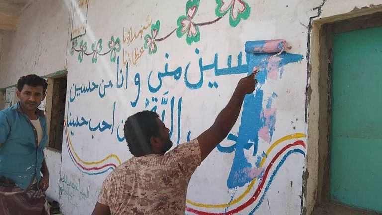 جانب من حملة إزالة شعارات الحوثي الطائفية