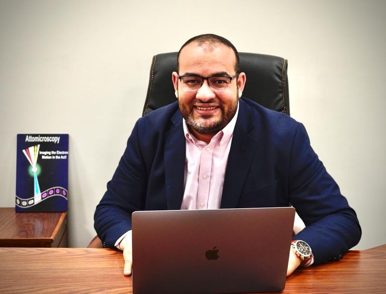 الدكتور محمد ثروت حسن يتابع نتائج إحدى التجارب