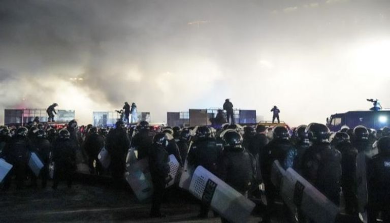 قوات الأمن الكازاخية تحاول التصدي لمتظاهرين غاضبين