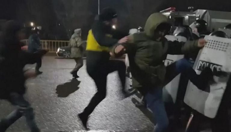 متظاهرون يصطدمون بقوات الشرطة في كازاخستان