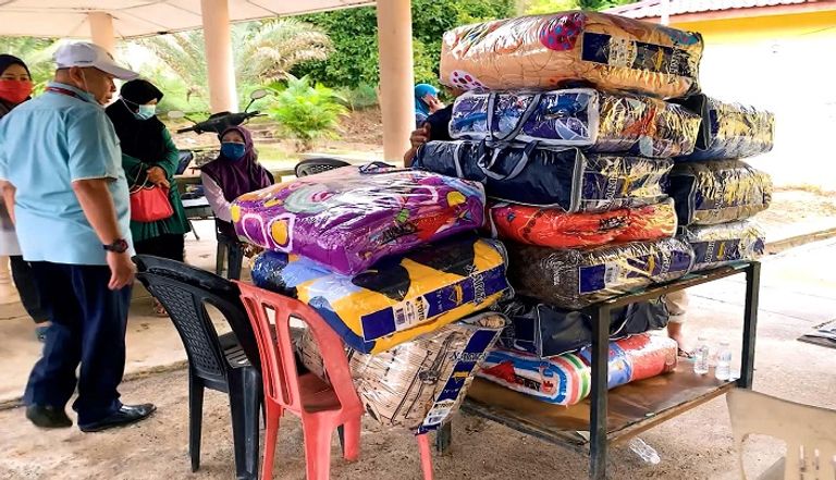 مساعدات إماراتية لإغاثة متضرري فيضانات ماليزيا