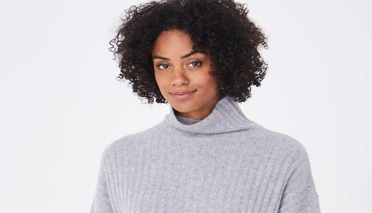 الياقة الواقفة تتألق بعدة موديلات هذا الشتاء 