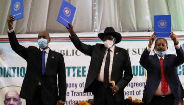 سلفاكير وسط قادة السودان في إعلان اتفاق السلام