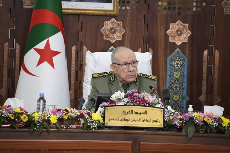 قائد الجيش الجزائري في مقر المدرسة العليا الحربية