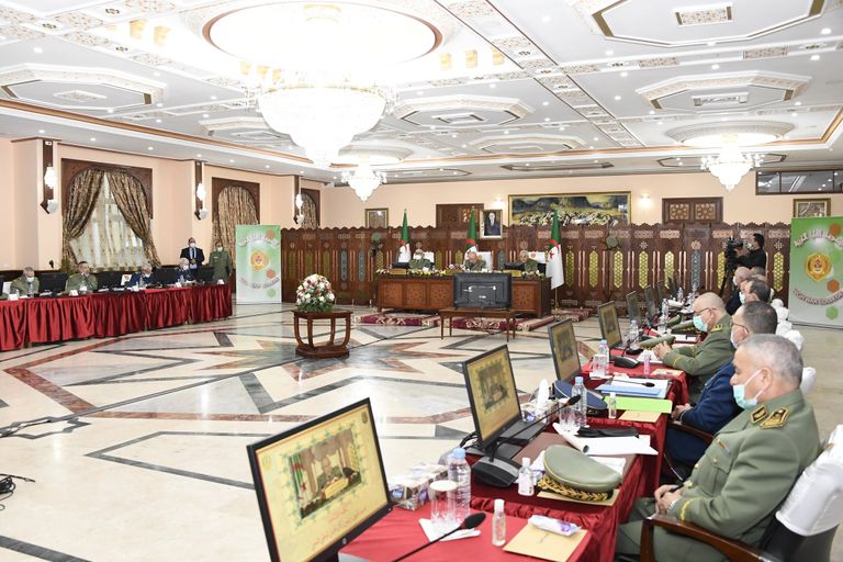 قائد الجيش الجزائري في مقر المدرسة العليا الحربية