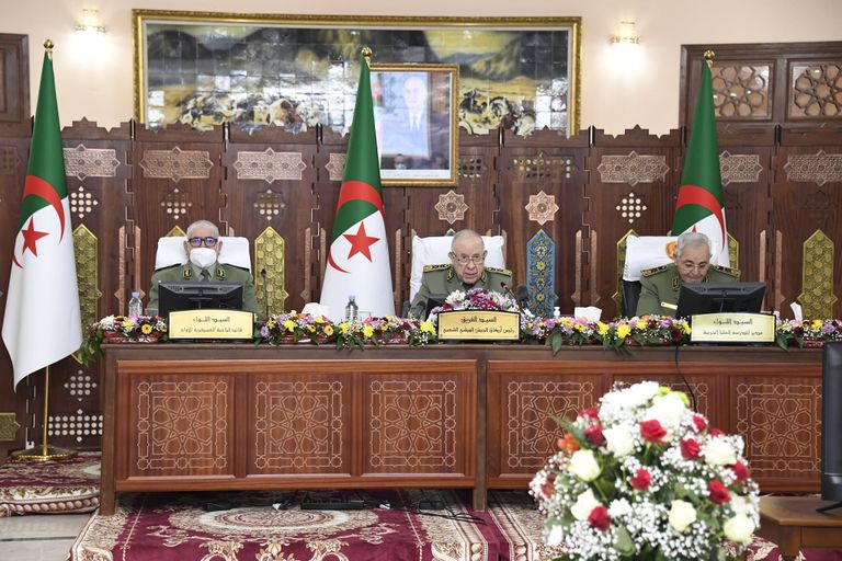 قائد الجيش الجزائري في مقر المدرسة العليا الحربية