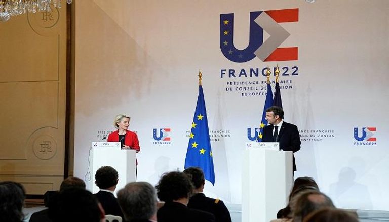 رئيسة المفوضية الأوروبية والرئيس الفرنسي