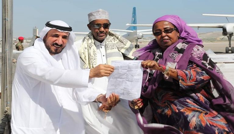 السفير الإماراتي في مقديشو خلال تسليم المساعدات للمتضررين من الجفاف