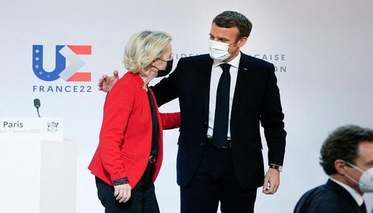  رئيسة المفوضية الأوروبية والرئيس الفرنسي بباريس