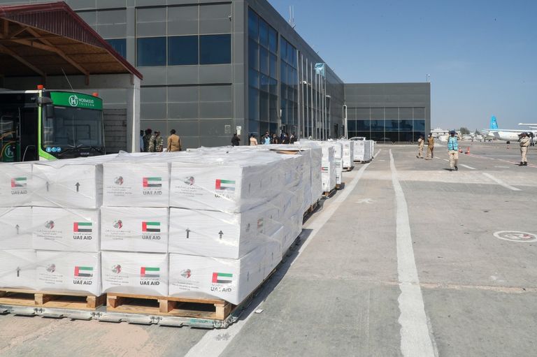 السفير الإماراتي في مقديشو خلال تسليم المساعدات للمتضررين من الجفاف