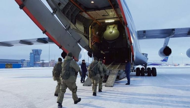 قوات روسية خلال صعودها إلى طائرة تقلهم لكازاخستان