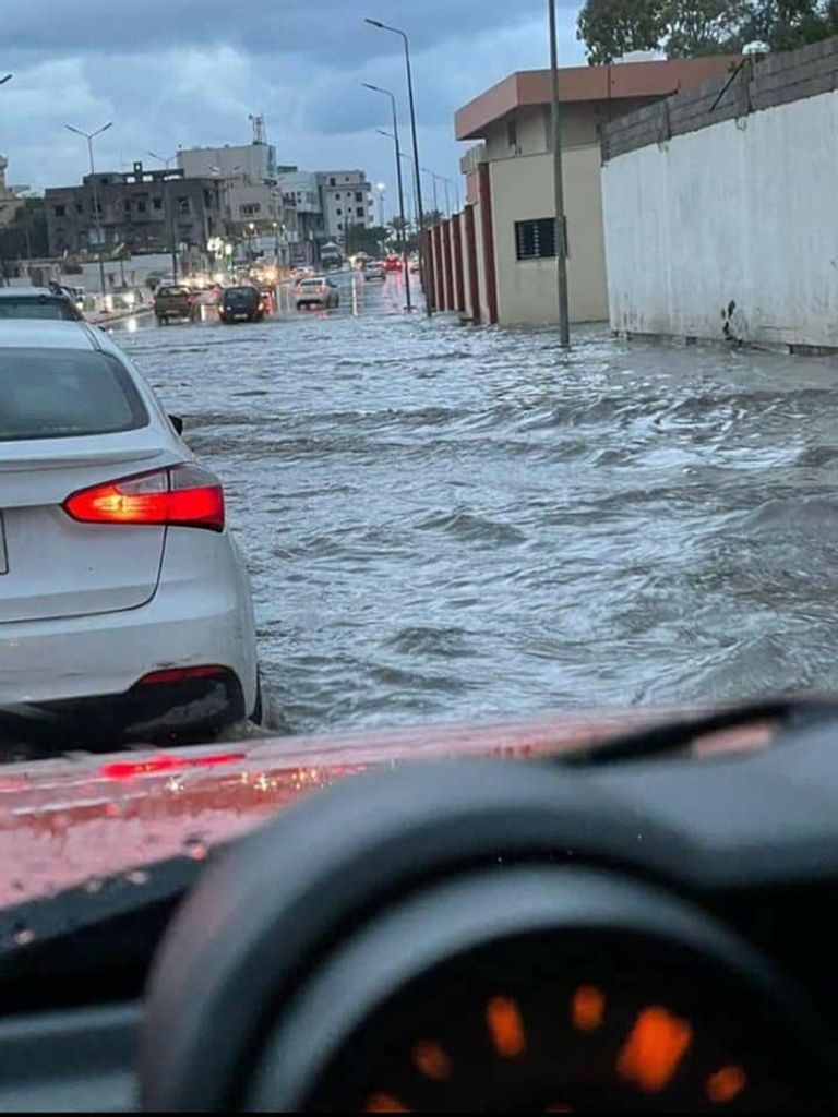 الأمطار تغمر الطرق في طرابلس