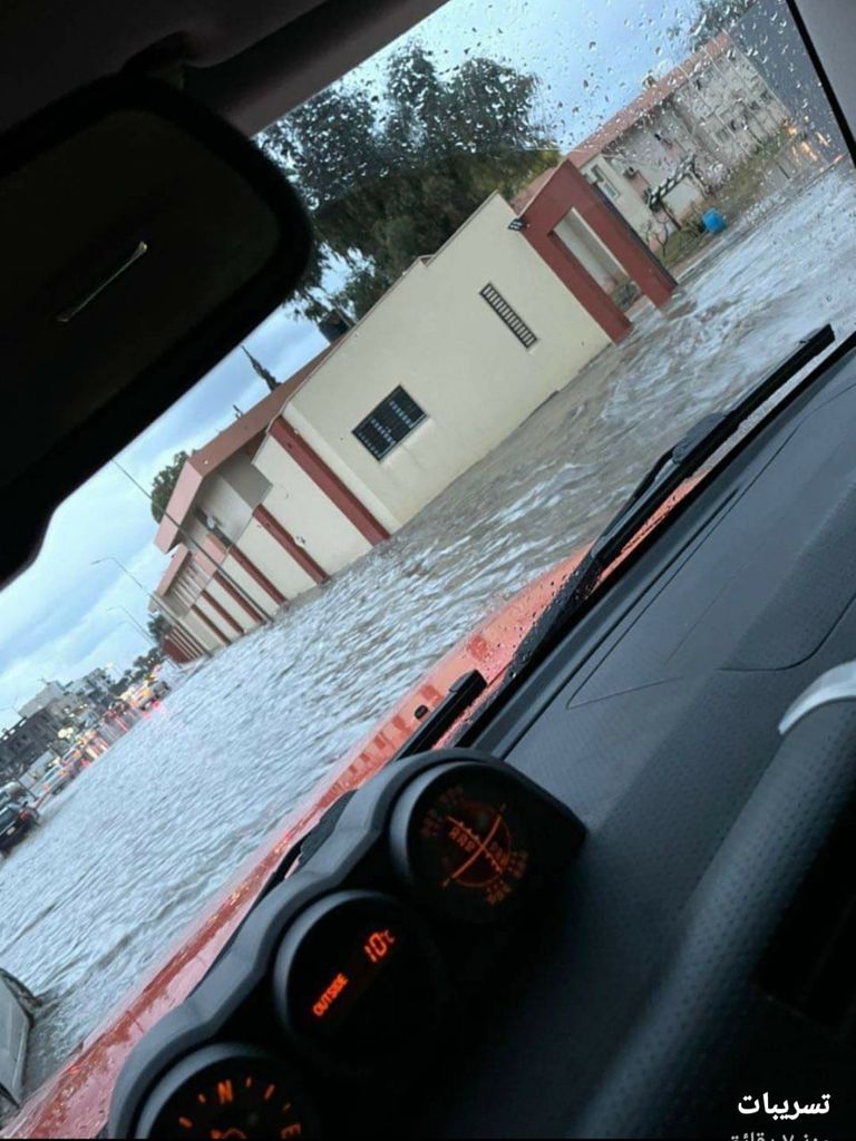 الأمطار تغمر الطرق في طرابلس