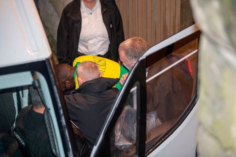 ميندي يحاول إخفاء وجهه فريق مانشستر سيتي