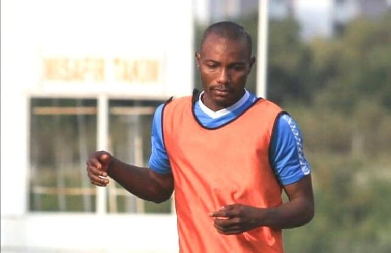 محمد كامارا لاعب وسط منتخب سيراليون يوسف بلايلي مهاجم منتخب الجزائر
