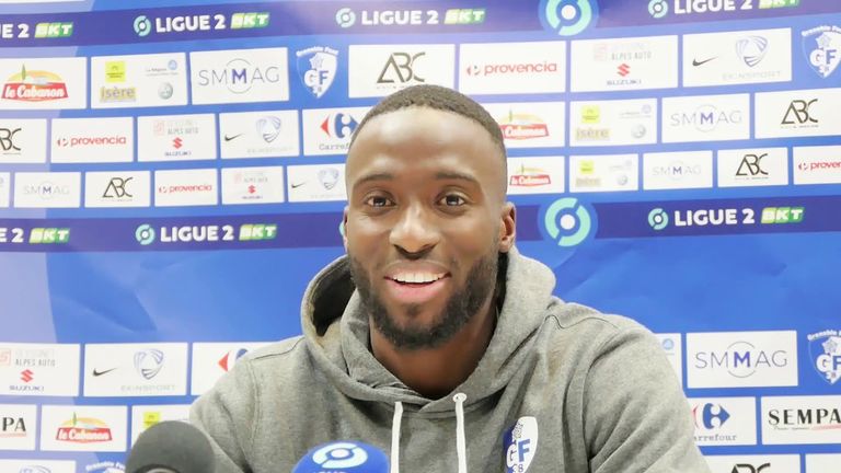 هارونا أبوديمبا ظهير منتخب موريتانيا يوسف بلايلي مهاجم منتخب الجزائر