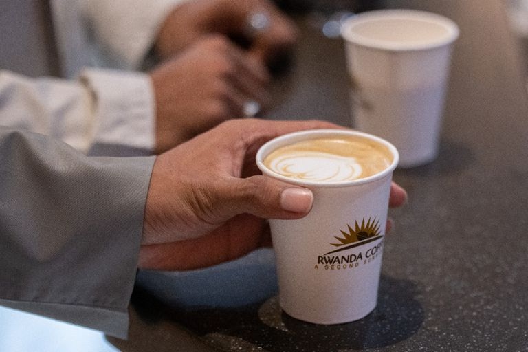 سيدة تصب القهوة في أحد أجنحة إكسبو دبي