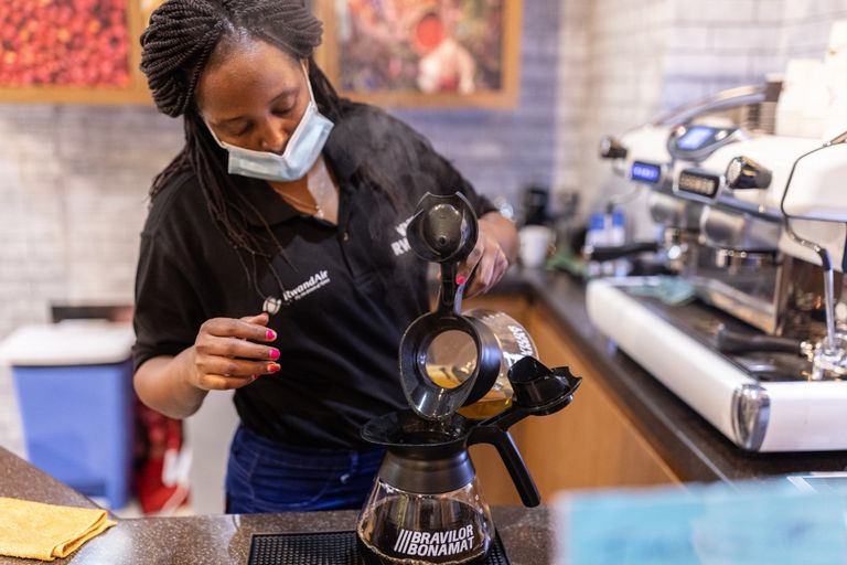 سيدة تصب القهوة في أحد أجنحة إكسبو دبي