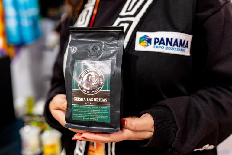 سيدة تصب القهوة في أحد أجنحة إكسبو دبي