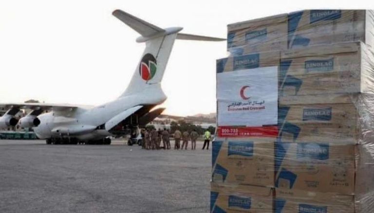 جانب من وصول شحنة المساعدات الدوائية للهلال الأحمر الإماراتي بمطار عتق