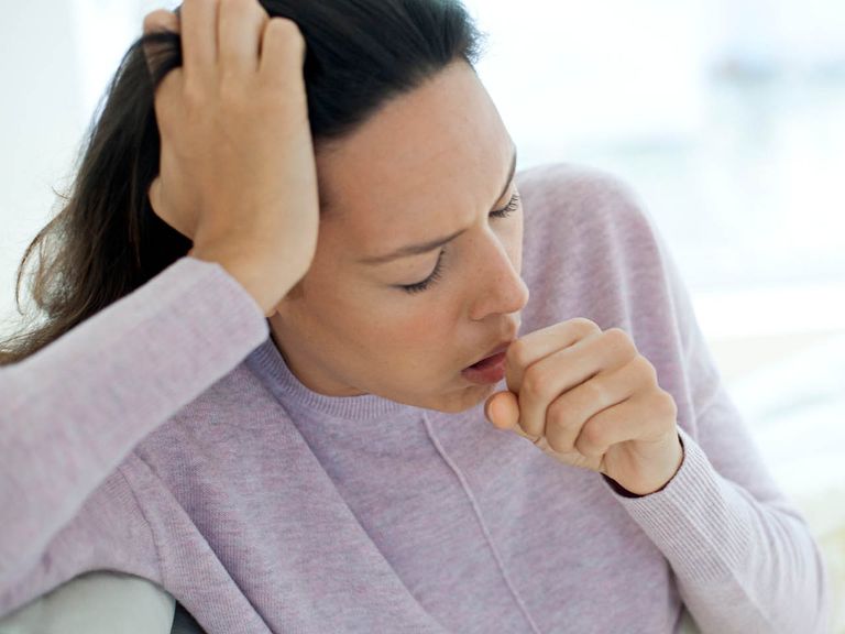 السعال للأسفل نحو الأرض يقلل انتشار قطرات كوفيد- 19