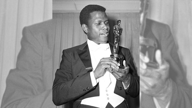 رسالة وزهور على نجمة سيدني بواتييه في ممشى المشاهير بهوليوود