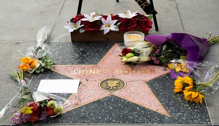 رسالة وزهور على نجمة سيدني بواتييه في ممشى المشاهير بهوليوود