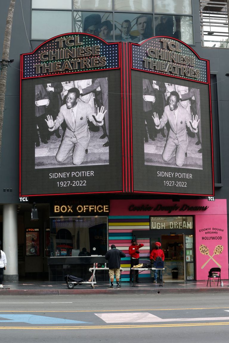 رسالة وزهور على نجمة سيدني بواتييه في ممشى المشاهير بهوليوود