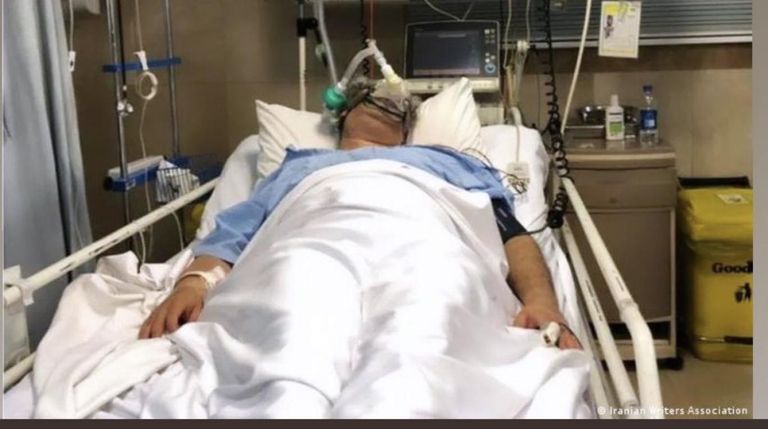 بكتاش أبتين خلال تلقي العلاج الشاعر والكاتب الإيراني المعارض بكتاش آبتين