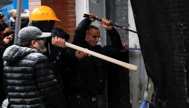 المحتجون خلال محاولة اقتحام مقر حزب المعارضة في ألبانيا- رويترز