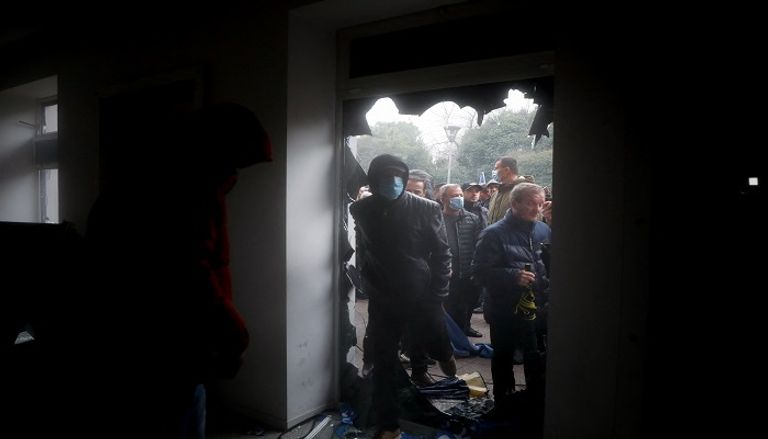 المحتجون خلال محاولة اقتحام مقر حزب المعارضة في ألبانيا- رويترز