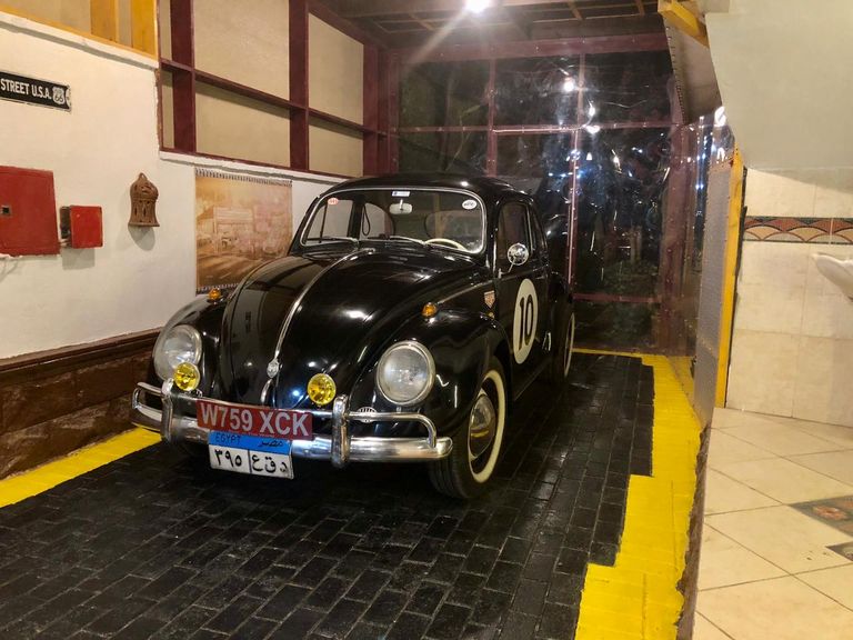 علاء في أثناء تحديث السيارات القديمة