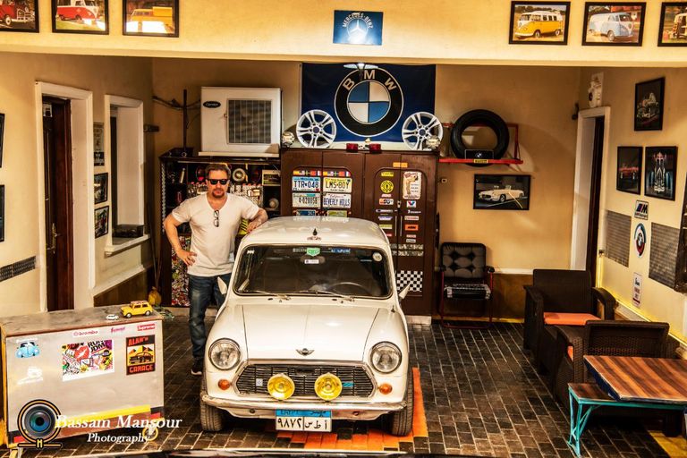 علاء في أثناء تحديث السيارات القديمة