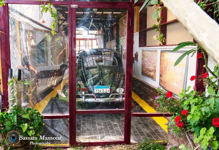 علاء في أثناء تحديث السيارات القديمة