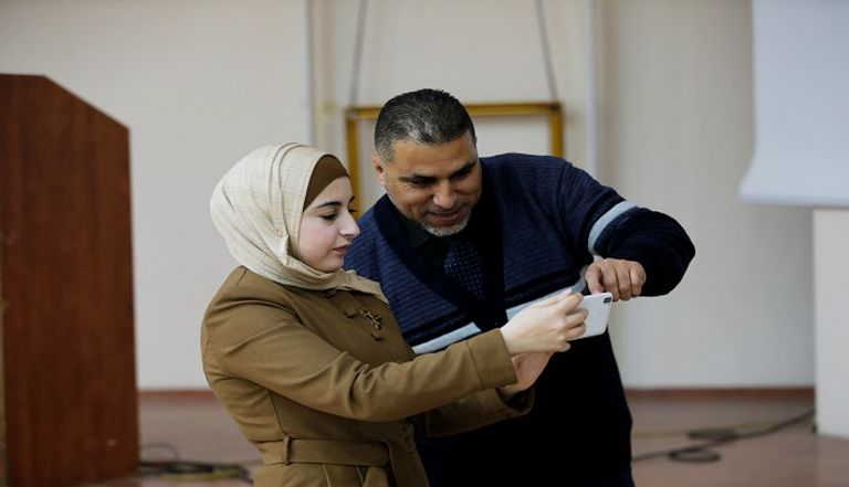 سيدة تلتقط صورة داخل الاستوديو ثلاثي الأبعاد