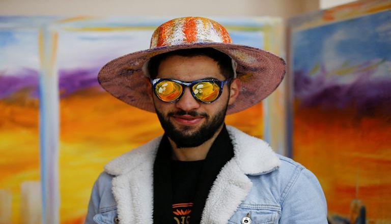 سيدة تلتقط صورة داخل الاستوديو ثلاثي الأبعاد