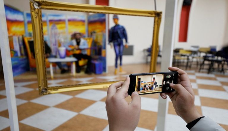 سيدة تلتقط صورة داخل الاستوديو ثلاثي الأبعاد